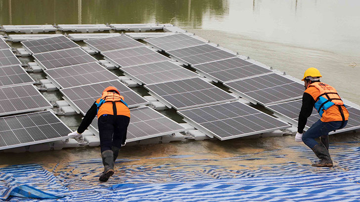 Trabajadores parque solar flotante